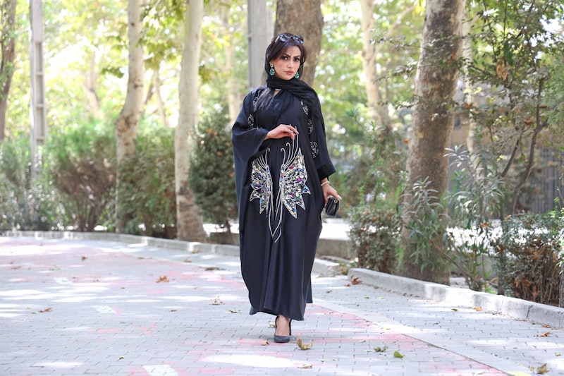 عباءة سهرة سوداء مع لمسات فضية