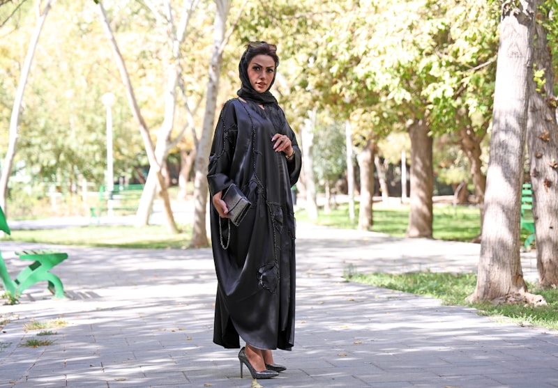 عباءة سوداء بكابات